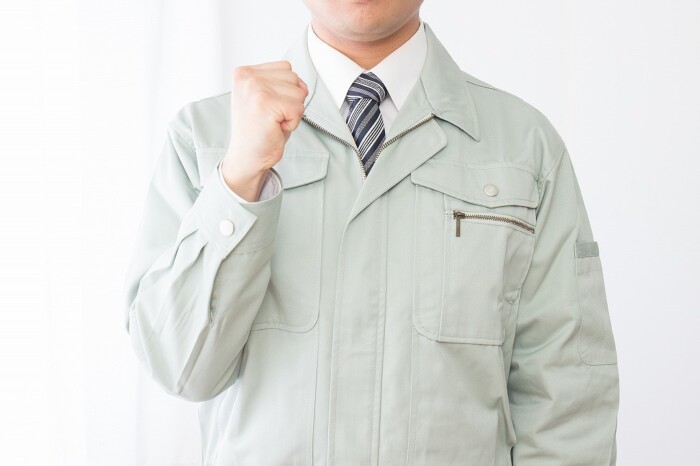 こぶしを握る男性