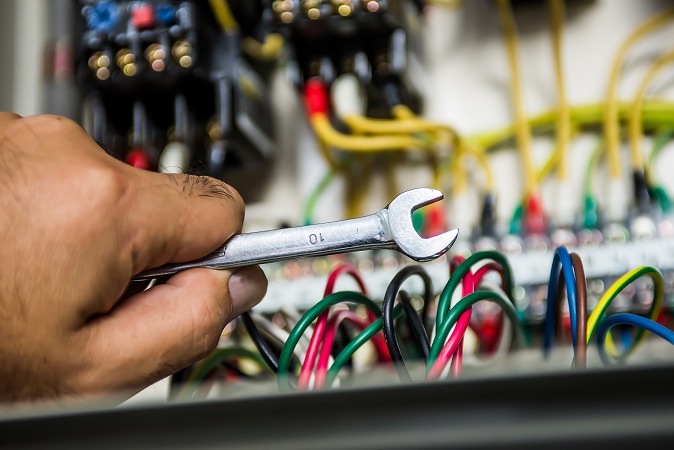 電気設備のトラブル対応を最小限に抑える保守管理の重要性