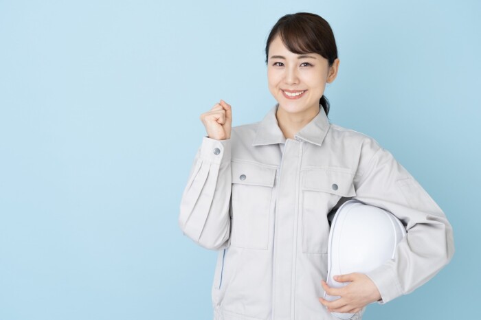 こぶしを握る女性